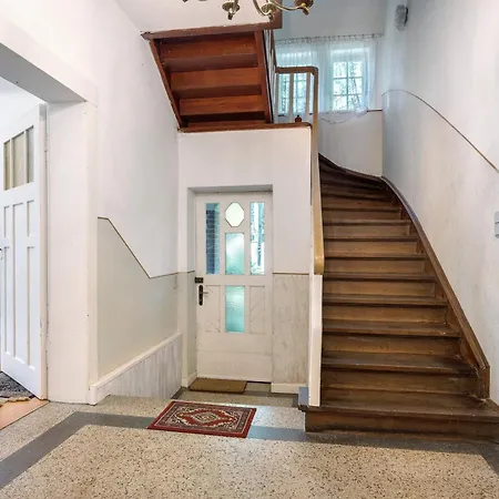 Holiday home Grosszuegiges Mit Wald *