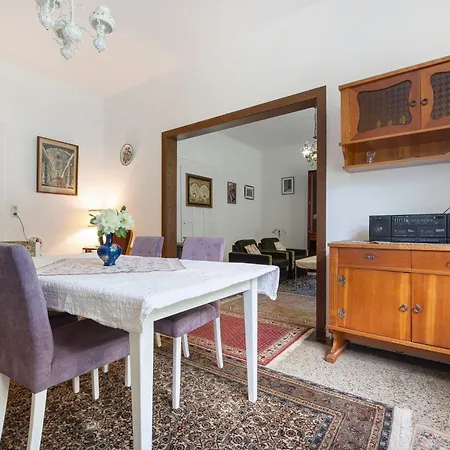 Holiday home Grosszuegiges Mit Wald *